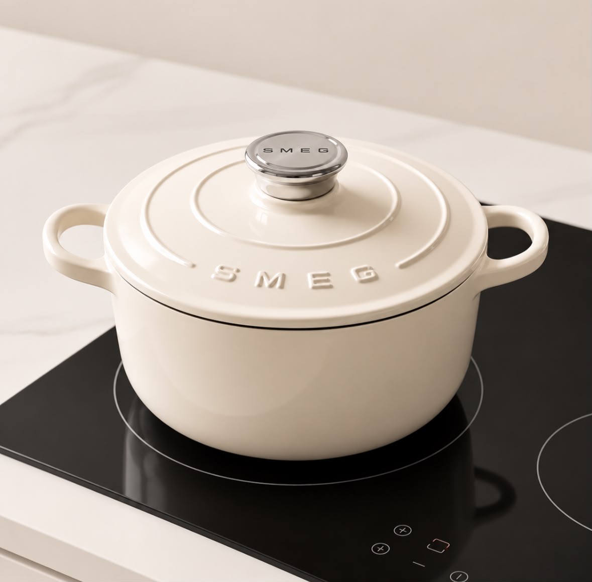 Чугунная кастрюля SMEG с крышкой